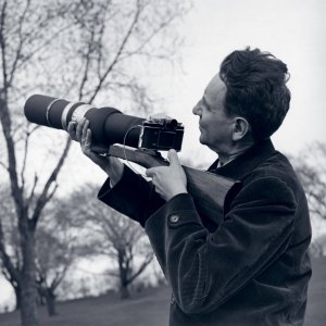 Antonín Heythum s teleobjektivem, fotoaparát nazýval „Puška míru“, 1952. ©Soukromý archiv Antonína Heythuma