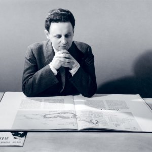 Antonín Heythum nad plánem Světové výstavy v New Yorku, 1938. ©Soukromý archiv Antonína Heythuma