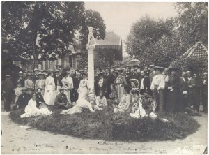 Auguste Rodin na Zeyerových slavnostech v Letohrádku královny Anny (Belvederu) na Pražském hradě, 31. června 1902, černobílá fotografie, papír, Archiv Národní galerie Praha, fond Josef Mařatka