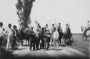 Rodin po příjezdu do Hroznové Lhoty v roce 1912 -  zleva Rudolf Vácha, Joža Uprka, Auguste Rodin, Alfons Mucha a Josef Mařatka. Muž v bílém obleku vlevo je Karel Hašler.  Památník národního písemnictví.