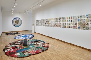 Světlana Pavlíčková prezentuje v prostoru Bílé kostky svůj projekt Milieu.