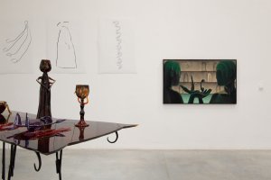 Dominika Dobiášová, Spolupráce je prospěšná a Soudní proces, 2022; Eliška Kupcová, Lana, Starověk a Ústřice 02, 2022 (na stěně vlevo). Z výstavy Slyším růst trávu. ©PLATO, foto: Dominika Goralska