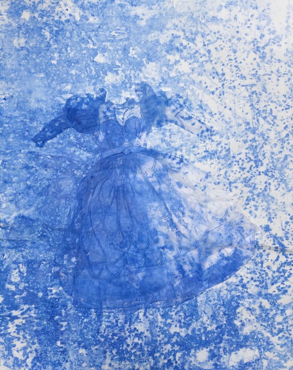 Margita Titlová: Svatební šaty II, 2020, svatební šaty, akryl, plátno, 240 × 190 cm / Foto © Galerie hlavního města Prahy