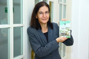 Překladatelka Hana Ulmanová s knihou Claire Keeganové
TAKOVÉ MALIČKOSTI