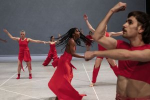 Jan Martens: ANY ATTEMPT WILL END IN CRUSED BODIES AND SHATTERED BONES / Foto Phile Deprez