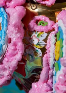 Vázu, zdobenou  smaltem a zlatou malbou, doplnil  František Jungvirt malovanými pouťovými perníky a sladce růžovou pěnou / Photo By Shotby Us