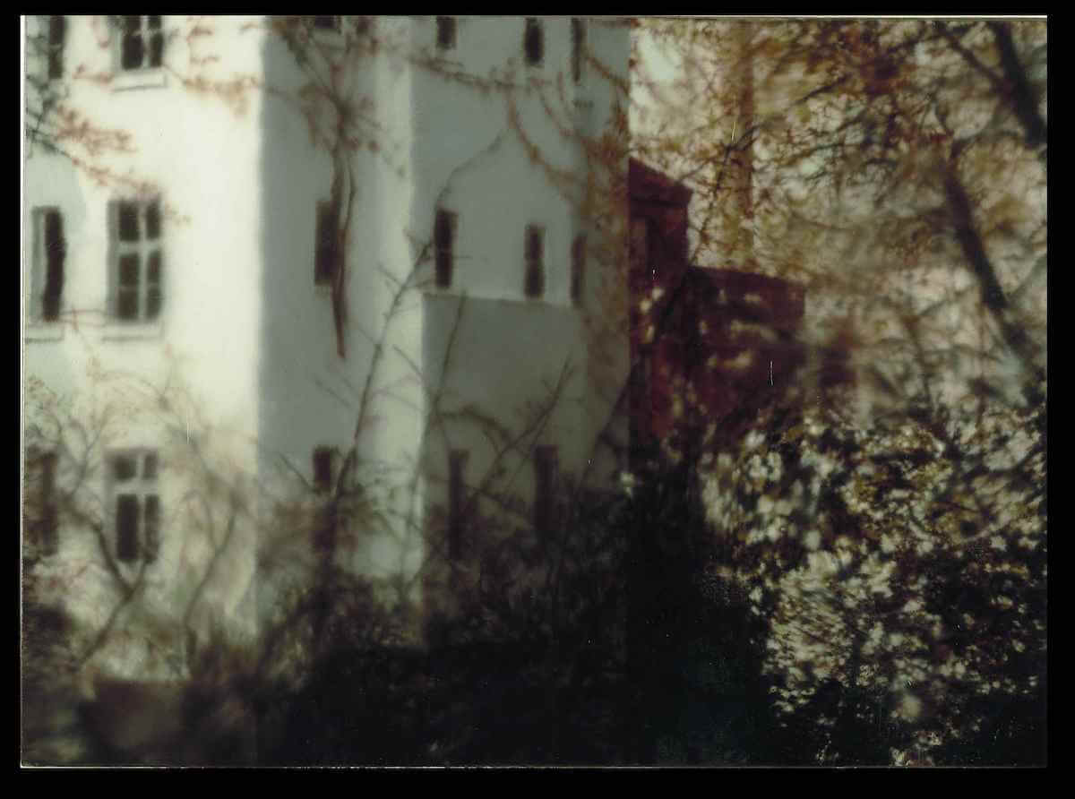 Gerhard RichterBesetztes Haus (695-3), 1989Öl auf Leinwand82 x 112 cmLeihgabe der Gerhard Richter Kunststiftung© Gerhard Richter 2023 (31032023)