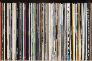 Schallplattensammlung des Hamburger Bahnhof – Nationalgalerie der Gegenwart, 2019 Ankauf der Sammlung Broken Music von Ursula Block, erworben mit Hilfe der Ernst von Siemens Musikstiftung und der Ernst von Siemens Kunststiftung sowie 2022 erworben durch die Freunde der Nationalgalerie, © Staatliche Museen zu Berlin, Nationalgalerie / Thomas Bruns