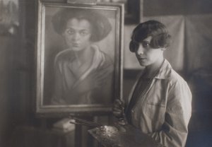 Věra Jičínská ve svém pařížském ateliéru v Rue Fondary