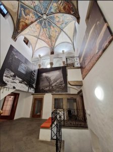 Instalace Jiřího Příhody v krytém renesančním dvoře galerie. Foto: Petr Urbánek, OGV.