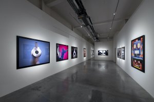 Andres Serrano: Infamous Beauty / Pohled do výstavy / Foto Jan Slavík ©DOX