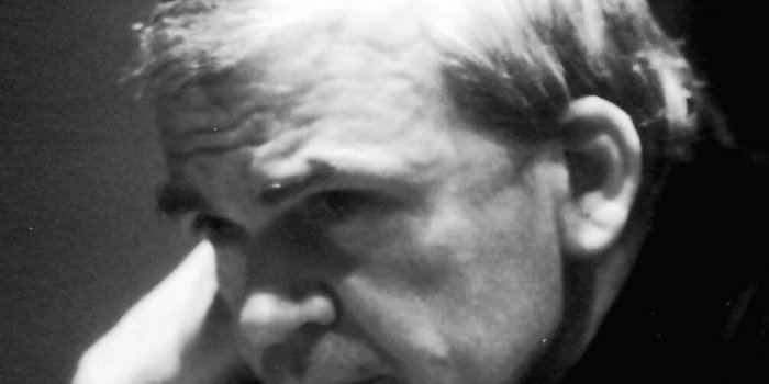 Autor: Elisa Cabot – File:Milan_Kundera.jpg, CC BY-SA 3.0, Https://commons.wikimedia.org/w/index.php?curid=29640609
