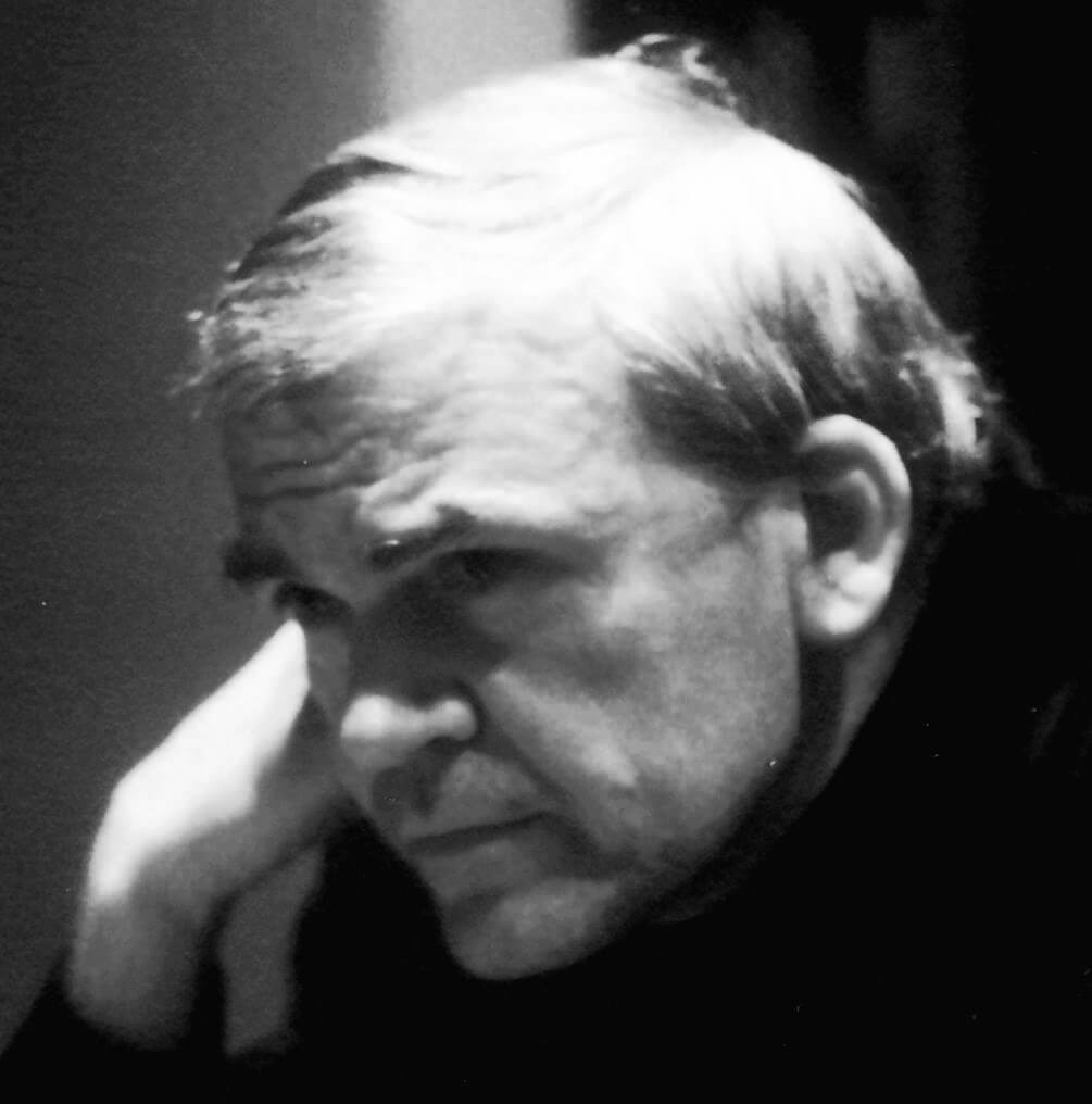 Autor: Elisa Cabot – File:Milan_Kundera.jpg, CC BY-SA 3.0, https://commons.wikimedia.org/w/index.php?curid=29640609