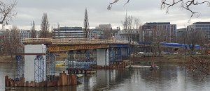 Výstavba lávky. Piskvor, CC BY-SA 4.0, via Wikimedia Commons