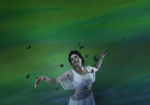 Ailyn Pérez jako Florencia Grimaldi v D. Catán: FLORENCIE V AMAZONII / Foto: Paola Kudacki / Met Opera