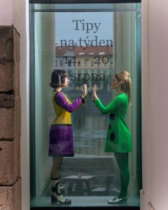 Výstava Móda X Umění v Museu Kampa / Zleva: šaty House of Courrèges (1965), boty House of Pierre Cardin (1960), modelka Petra Kosková, šaty House of Pierre Cardin (1966), modelka Hana Holišová