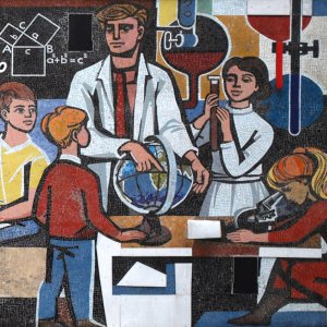 Příběhy z NDR. Walter Womacka, mozaika "Náš život" na fasádě Domu učitelů. Berlín, Alexandrovo náměstí. Foto Christian Thiele