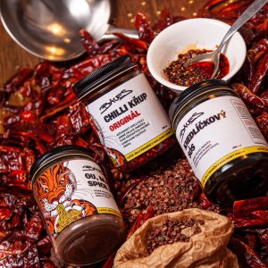 Pražská produkce v Holešovické tržnici - Baues chilli oil nabízí  chilli oleje a další chilli výrobky