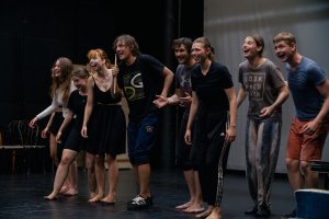 Pohybová zkouška hry "U Hitlerů v kuchyni" / Foto O. Konrád