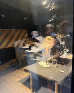 Herečka Jitka Ježková při namlouvání audioknihy