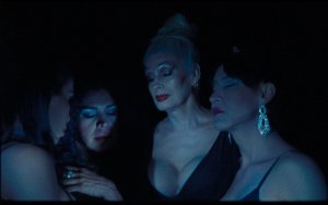 Pauline Curnier Jardin a/and Feel Good Cooperative: záběr z filmu Světlušky / Still from Fireflies, 2021 z archivu umělkyně / courtesy of the Artist a/and Feel Good Cooperative, Ellen de Bruijne Projects and ChertLüdde, s podporou / with the support of Jacqui Davies / PRIIMITIVE film, ve spolupráci s / in collaboration with HKW Berlin and CRAC Occitanie