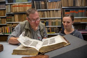 Staré tisky a rukopisy na zámku v Kroměříži - vizuální kontrola před digitalizací.