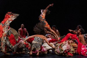 Tanec Praha 2024 ENCANTADO Lia Rodrigues ©Sammi Landweer (2)