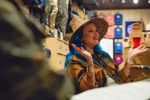 Charlene Johnny, umělkyně z indiánského kmene Pobřežních Sališů
v Britské Kolumbii