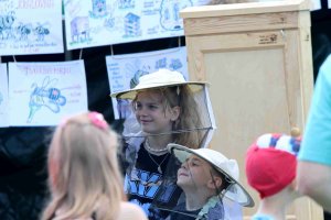 O tom, jak se med dostane domů, se děti mohly přesvědčit díky ukázkám