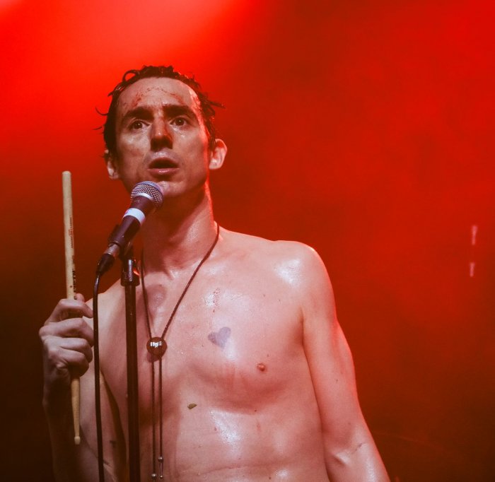 Lídr Fat White Family Lias Saoudi Vystoupí V Kampusu Hybernská