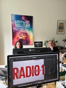 Magdaléna Líndaurová a Michal Chodanič při práci na knize Radio 1 - Život v éteru