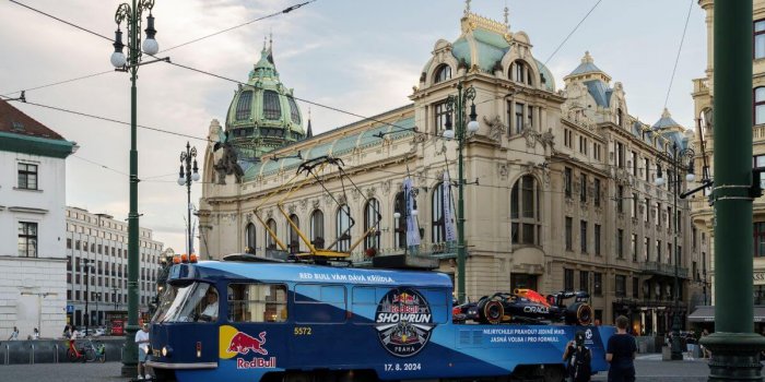 Red Bull Showrun_Formule Se Projela Tramvají Prahou / Foto Red Bull CZ (Jan Kasl)