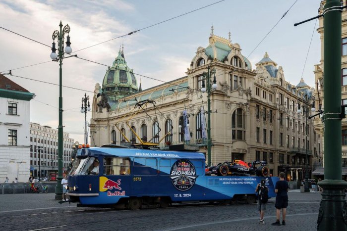 Prahu Brázdí Mazací Tramvaj S Formulí Na Zádech