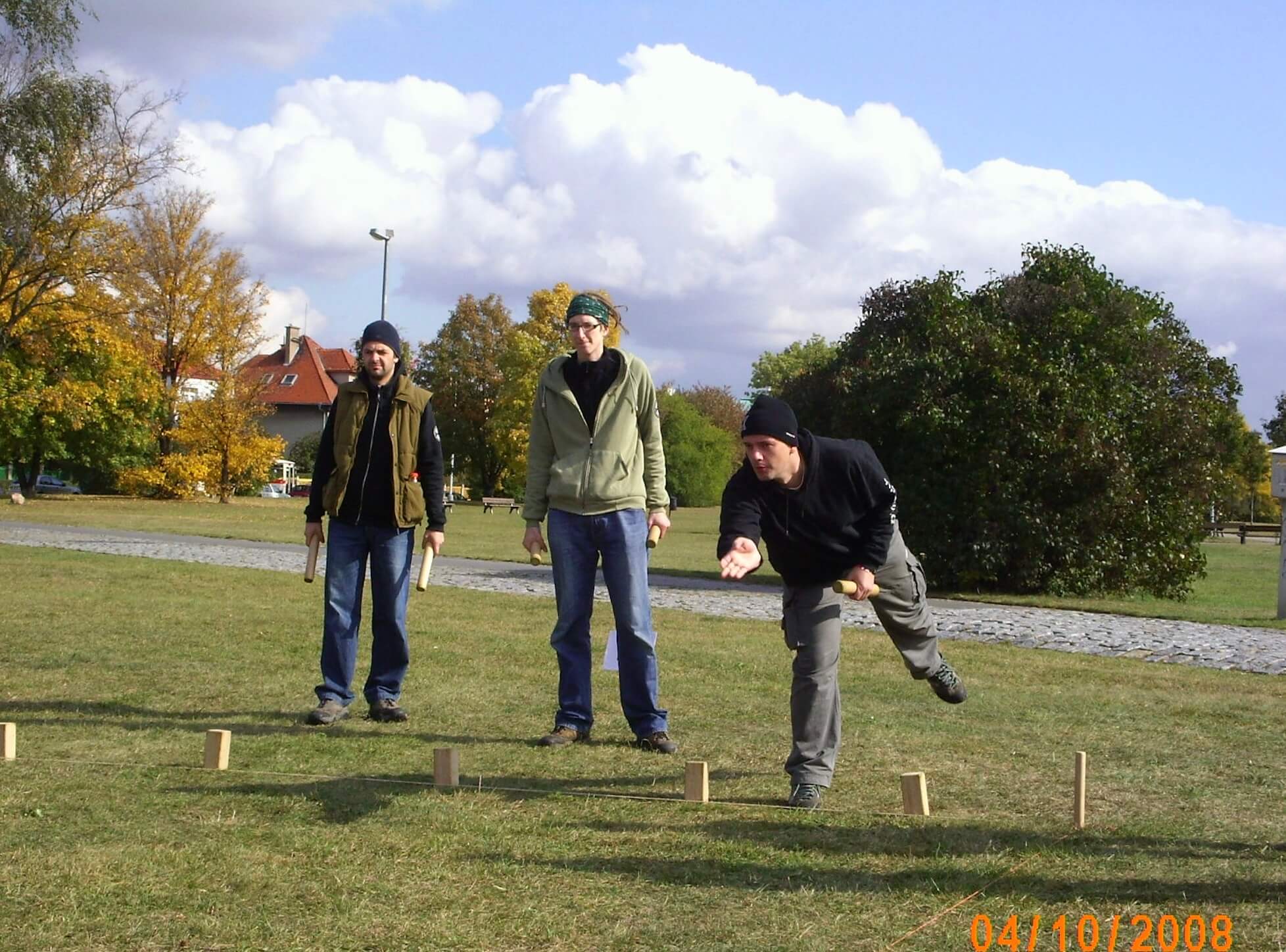 Saša Michailidis, Petr Metelka a David Šterbáček hrají na Letné hru Kubb, foto archiv Radia 1