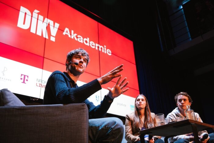 Svoboda Spojuje žáky, Studenty I Učitele. Samet Na školách Připomene 35 Let Od Revoluce