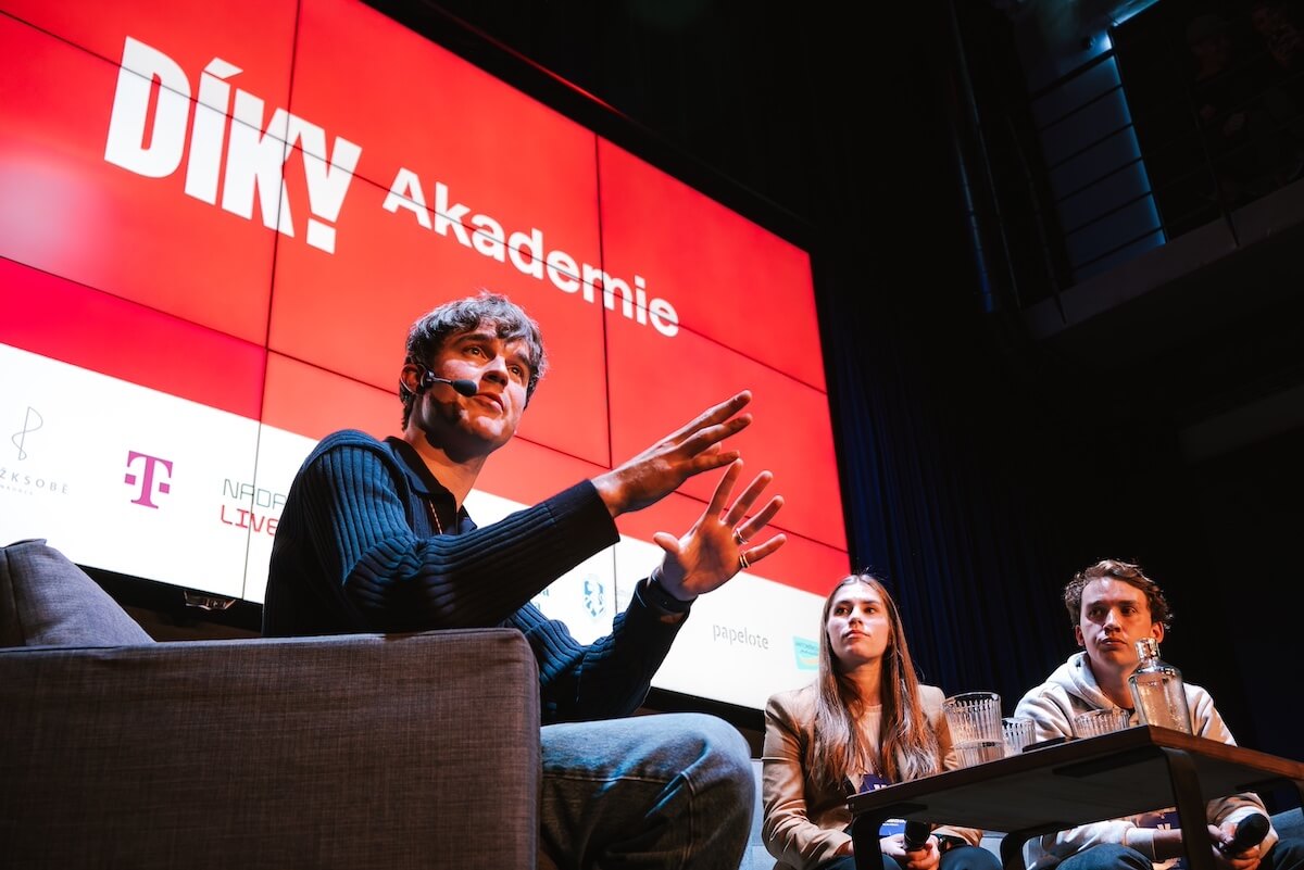 Kovy beseduje s účastníky na Akademii Díky, že můžem - foto Léa Decroix