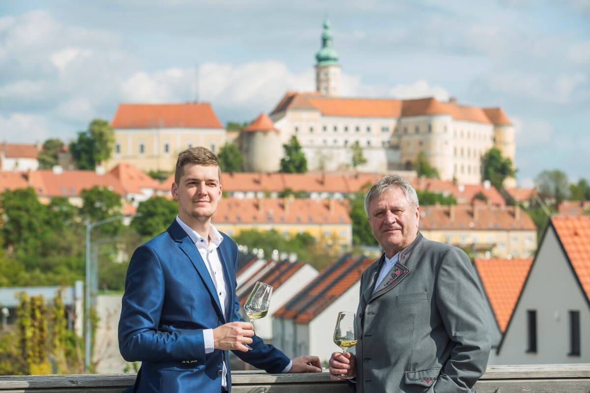 Zleva enolog Ondřej Tichý, zakladatel Miroslav Volařík / Foto Vinařství Volařík