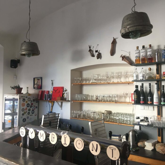 Nový Bar S Vinyly A Knížkami: Symbiont