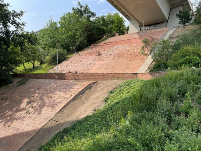 Cihlový Svah V Parku Folimanka  Se Dočká Obnovy