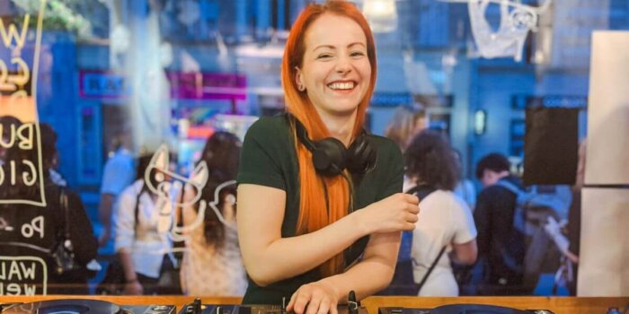 Letní DJ Festival V Bistru Radost Je Propojením Atmosféry Ulice, Dobrého Jídla, Drinků A Elektronické Hudby.
