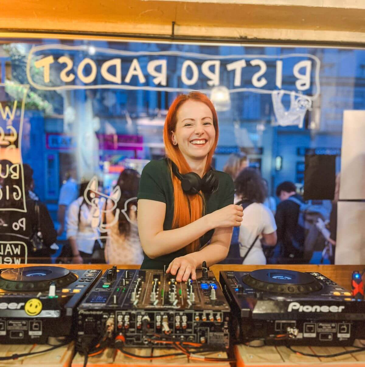 Letní DJ festival v Bistru Radost je propojením atmosféry ulice, dobrého jídla, drinků a elektronické hudby.