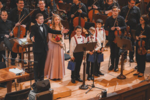 Dirigent Jan Kučera A Dětský Pěvecký Sbor S Symfonickým Orchestrem Českého Rozhlasu