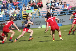 Anežka Marta Sládková útočí proti polským ragbistkám na turnaji v Krakově v dubnu 2025. 
Foto: Petr Flíček