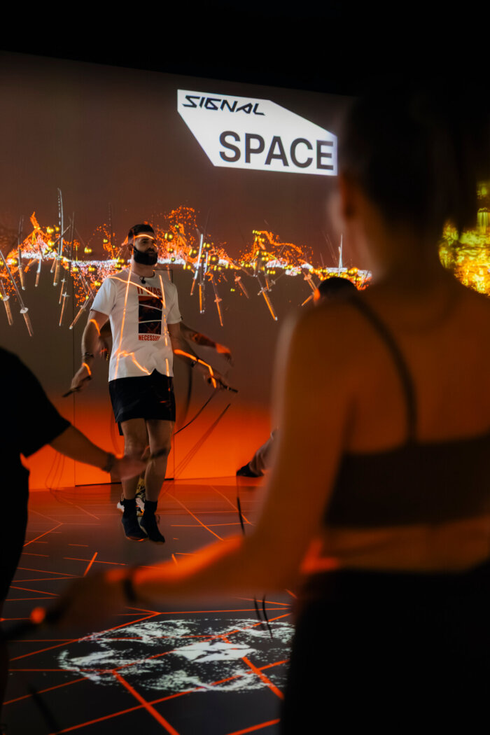 Jiří „BJP“ Procházka Ovládl Signal Space: V Galerii Digitálního Umění Se Skákalo Pro Dobrou Věc