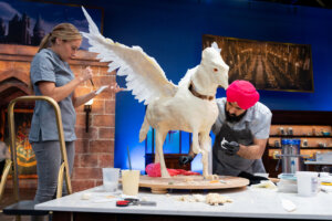 Contestants Katie Bonzer and Jujhar Mann, as seen on Harry Potter: Wizards of Baking, Season 2.(Zdroj: WBD):